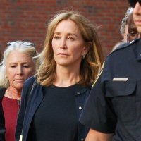 Felicity Huffman izlazi iz zgrade suda sa suprugom, glumcem Williamom H. Macyjem