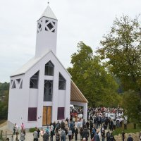 Zrin: Obilježena 76. obljetnica stradanja Zrinjana, uz misno slavlje i blagoslov nove crkve