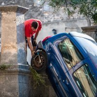 Pula: Automobil sletio na cestu sa visine od dva metra