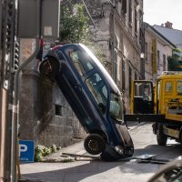 Pula: Automobil sletio na cestu sa visine od dva metra