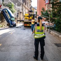 Pula: Automobil sletio na cestu sa visine od dva metra