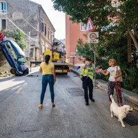 Pula: Automobil sletio na cestu sa visine od dva metra