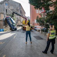 Pula: Automobil sletio na cestu sa visine od dva metra