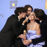 Lady Gaga, Anthony Rossomando, Andrew Wyatt i Mark Ronson na dodjeli Zlatnih globusa