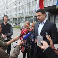 Davor Bernardić položio cvijeće za Nacionalni dan borbe protiv nasilja nad ženama