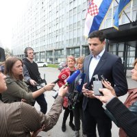 Davor Bernardić položio cvijeće za Nacionalni dan borbe protiv nasilja nad ženama