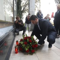 Davor Bernardić položio cvijeće za Nacionalni dan borbe protiv nasilja nad ženama