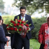 Davor Bernardić položio cvijeće za Nacionalni dan borbe protiv nasilja nad ženama