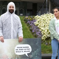 Performans aktivista Zelene akcije na Trgu Stjepana Radića