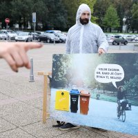 Performans aktivista Zelene akcije na Trgu Stjepana Radića