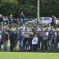 Brojni su se gledatelji okupili uz teren NK Karlovca