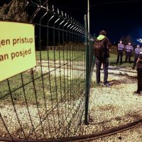 Obitelj postavila ogradu preko tramvajske pruge na okretištu u Prečkom