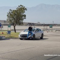 Nalet na odraslog pješaka pri skretanju udesno