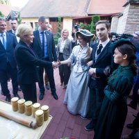 Predsjednica se prošetala osječkom Tvrđom gdje se održava priredba HeadOnEast