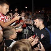 Omiš: Ivan Perišić dijelio autograme najmlađim fanovima