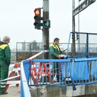 Sisak: Vozač automobila probio ogradu mosta i pao na željezničku prugu