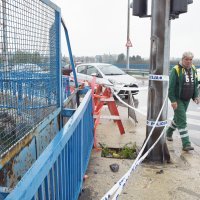 Sisak: Vozač automobila probio ogradu mosta i pao na željezničku prugu