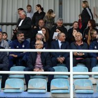 Zdravko Mamić (u sivom sakou, lijevo) gledao je utakmicu Žepče - Dinamo