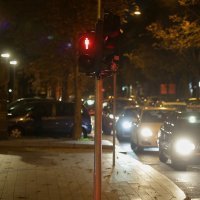 Zagreb: Novi semafor za pješake osvjetljava nogostup jarko crvenom bojom