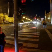 Zagreb: Novi semafor za pješake osvjetljava nogostup jarko crvenom bojom