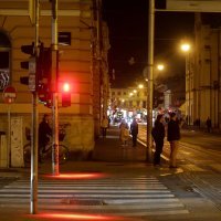 Zagreb: Novi semafor za pješake osvjetljava nogostup jarko crvenom bojom