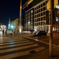 Zagreb: Novi semafor za pješake osvjetljava nogostup jarko crvenom bojom