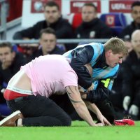 Navijač-egzibicionist utrčao na teren tijekom utakmice Walesa i Hrvatske