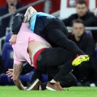 Navijač-egzibicionist utrčao na teren tijekom utakmice Walesa i Hrvatske