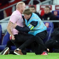 Navijač-egzibicionist utrčao na teren tijekom utakmice Walesa i Hrvatske