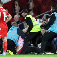 Navijač-egzibicionist utrčao na teren tijekom utakmice Walesa i Hrvatske