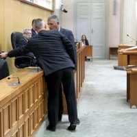 Miro Bulj u sabornicu donio vreću punu smeća