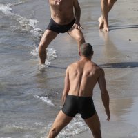 Split: Toplu listopadsku nedjelju mnogi su iskoristili za kupanje i igranje picigina