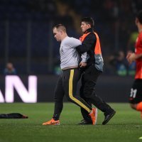 Dva navijača uletjela na teren