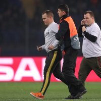 Dva navijača uletjela na teren