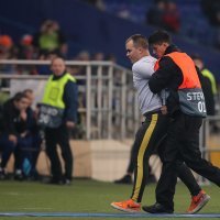 Dva navijača uletjela na teren