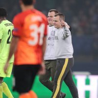 Dva navijača uletjela na teren