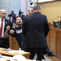 Ivan Pernar u majici 'HDZ lopovi' izbačen iz sabornice