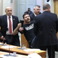 Ivan Pernar u majici 'HDZ lopovi' izbačen iz sabornice