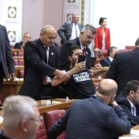 Ivan Pernar u majici 'HDZ lopovi' izbačen iz sabornice