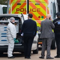 Policija na mjestu zločina u Essexu, gdje je u kamionu pronađeno 39 mrtvih osoba