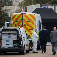 Policija na mjestu zločina u Essexu, gdje je u kamionu pronađeno 39 mrtvih osoba