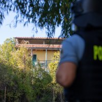 Muškarac se zatvorio u kuću i prijeti da će izazvati eksploziju