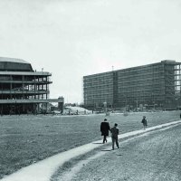 Koncertna dvorana i zgrada Općinskog građanskog suda uz Ulicu proleterskih brigada (danas Ulica grada Vukovara) u izgradnji snimio Josip Vranić, 1966., Muzej grada Zagreba