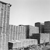 Otvoreno skladište Drvno-industrijskog poduzeća u Karlovcu, oko 1965., dio studije grada Karlovca i industrije u okolici uoči izložbe Karlovac 1945.-1965. održane u Gradskom muzeju Karlovac