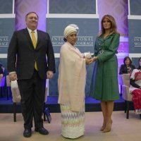 Melania Trump u kaputima koji naglašavaju struk