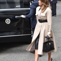 Melania Trump u kaputima koji naglašavaju struk