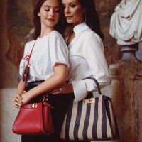 Catherine Zeta-Jones i Carys Douglas