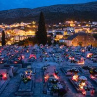 Upaljeni lampioni na dubrovačkom groblju