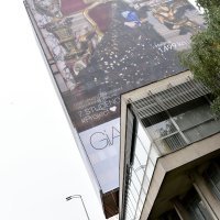 Vjesnikov neboder prekriven reklamom za nadolazeću H&M kampanju