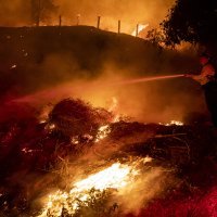 Vatrogasci dobivaju borbu s požarima u Kaliforniji